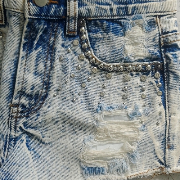 Forever21 size 24 cheeky denim shorts - Picture 3 of 4